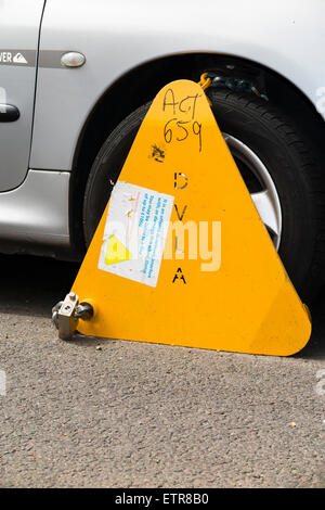 Ein Rad-Klemme ausgerüstet durch die DVLA zu einem Auto, dessen Halter Kfz-Steuer nicht bezahlt / gültige Vignette hat. VEREINIGTES KÖNIGREICH. Stockfoto