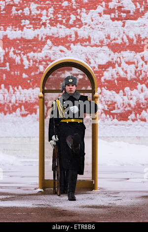 Die Zeremonie der Änderung der Wächter der Ehre durch das Grab des unbekannten Soldaten und das ewige Licht im Winter Stockfoto