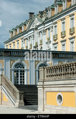 Deutschland, Brühl bei Köln, Augustusburg Palace, Westfassade mit Orangerie im Vordergrund Stockfoto