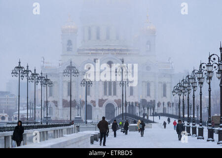 Kathedrale von Christus dem Erlöser und des Patriarchen Fußgängerbrücke im Winter Schneesturm Stockfoto