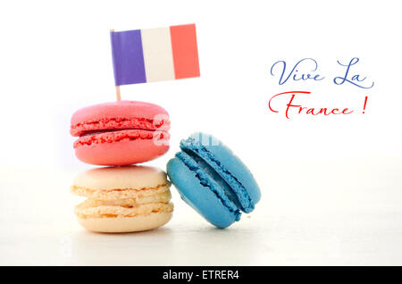 Glücklich Meuterei auf der roten, weißen und blauen Macarons mit französischer Flagge auf weißer Holztisch mit Beispieltext Vive La France. Stockfoto