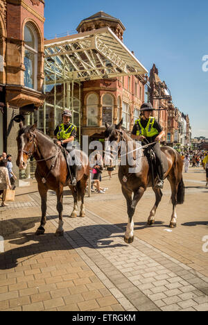 Zwei berittene Polizisten im Stadtzentrum von Leeds, Großbritannien. Stockfoto