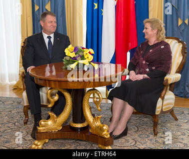 (150616)--ZAGREB, 16. Juni 2015 (Xinhua)--rumänische Präsident Klaus Werner Johannis (L) spricht mit dem kroatischen Präsidenten Kolinda Grabar-Kitarovic in Zagreb, am Juni 15, 2015. Präsident Werner kamen für einen zweitägigen offiziellen Besuch nach Kroatien in Zagreb. (Xinhua/Miso-Lisanin) Stockfoto