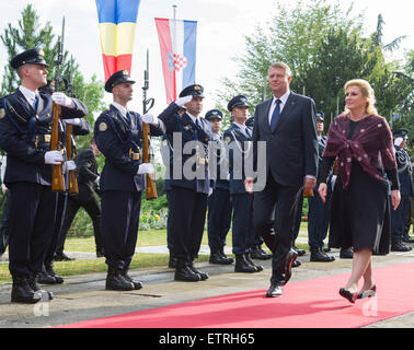 (150616)--ZAGREB, 16. Juni 2015 (Xinhua)--rumänische Präsident Klaus Werner Johannis (L) und der kroatische Präsident Kolinda Grabar-Kitarovic besuchen eine Willkommenszeremonie in Zagreb, am Juni 15, 2015. Präsident Werner kamen für einen zweitägigen offiziellen Besuch nach Kroatien in Zagreb. (Xinhua/Miso-Lisanin) Stockfoto