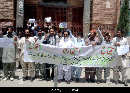 Mitarbeiter der nationalen Baufirma protestieren für Wiederherstellung der ausgeschiedene Mitarbeiter und Ausgabe ihrer Gehälter sofort, während einer Demonstration außerhalb Quetta Presseclub am Montag, 15. Juni 2015. Stockfoto