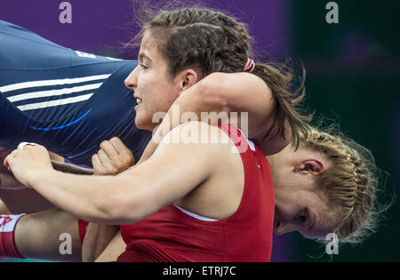 Aline Focken (blau) von Deutschland und Martina Kuenz (rot) von Österreich in die Frauen Freestyle 69kg Ringen Bronze Medaille Finale bei den Baku 2015 europäischen spielen in Aserbaidschan vom 15. Juni 2015 antreten. Foto: BERND THISSEN/dpa Stockfoto