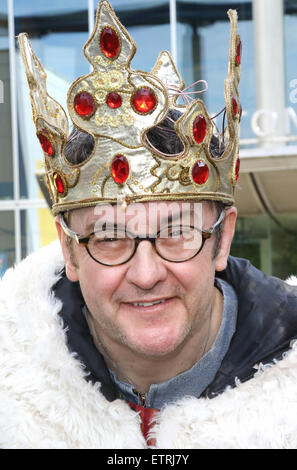 Milton Keynes, UK. 15. Juni 2015. "Spamalot" Cast Photocall außerhalb Milton Keynes Theatre zeigt, wie sie der Woche beginnen. Stars der Produktion, Joe Pasquale (King Arthur), sein Sohn Joe Tracini (Patsy) und Sarah Earnshaw als die "Lady of the Lake" am 15. Juni 2015 Credit: KEITH MAYHEW/Alamy Live News Stockfoto