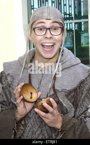 Milton Keynes, UK. 15. Juni 2015. "Spamalot" Cast Photocall außerhalb Milton Keynes Theatre zeigt, wie sie der Woche beginnen. Stars der Produktion, Joe Pasquale (King Arthur), sein Sohn Joe Tracini (Patsy) und Sarah Earnshaw als die "Lady of the Lake" am 15. Juni 2015 Credit: KEITH MAYHEW/Alamy Live News Stockfoto