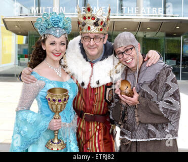 Milton Keynes, UK. 15. Juni 2015. "Spamalot" Cast Photocall außerhalb Milton Keynes Theatre zeigt, wie sie der Woche beginnen. Stars der Produktion, Joe Pasquale (King Arthur), sein Sohn Joe Tracini (Patsy) und Sarah Earnshaw als die "Lady of the Lake" am 15. Juni 2015 Credit: KEITH MAYHEW/Alamy Live News Stockfoto