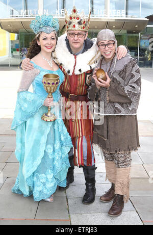 Milton Keynes, UK. 15. Juni 2015. "Spamalot" Cast Photocall außerhalb Milton Keynes Theatre zeigt, wie sie der Woche beginnen. Stars der Produktion, Joe Pasquale (King Arthur), sein Sohn Joe Tracini (Patsy) und Sarah Earnshaw als die "Lady of the Lake" am 15. Juni 2015 Credit: KEITH MAYHEW/Alamy Live News Stockfoto