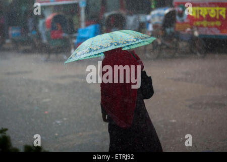 Dhaka, Bangladesch. 15. Juni 2015. Eine Frau zu Fuß auf Straße bei starkem Regen in Dhaka Credit: Zakir Hossain Chowdhury Zakir/Alamy Live-Nachrichten Stockfoto