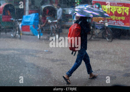 Dhaka, Bangladesch. 15. Juni 2015. Ein Junge zu Fuß auf Straße bei starkem Regen in Dhaka Credit: Zakir Hossain Chowdhury Zakir/Alamy Live-Nachrichten Stockfoto