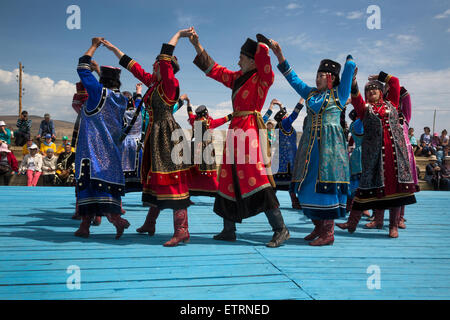 Eine burjatische Frau in ihrer Tracht ...
