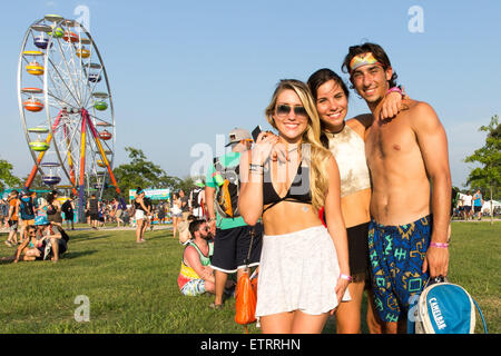 11. Juni 2015 - Manchester, Tennessee, USA - Fans geben Sie dem Gelände nahe dem Riesenrad an der Bonnaroo Arts and Music Festival Manchester, Tennessee (Credit-Bild: © Daniel DeSlover/ZUMA Draht) Stockfoto