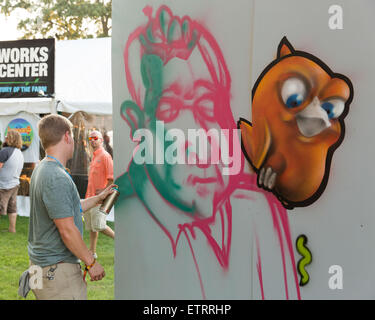 11. Juni 2015 - Manchester, Tennessee, USA - ein Künstler-Spritzlackierung eine Wandbild an der Bonnaroo Arts and Music Festival Manchester, Tennessee (Credit-Bild: © Daniel DeSlover/ZUMA Draht) Stockfoto