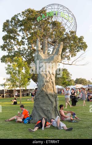 11. Juni 2015 - Manchester, Tennessee, USA - Fans zu entspannen, im Schatten einer Kunstinstallation am Bonnaroo Arts and Music Festival Manchester, Tennessee (Credit-Bild: © Daniel DeSlover/ZUMA Draht) Stockfoto