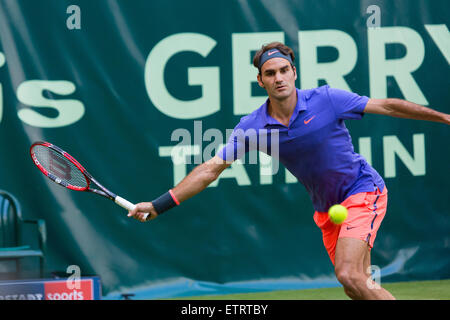 Roger Federer (SUI) spielt einen Schuss in der ersten Runde der Gerry Weber Open. Federer gewann 7-6, 3-6, 7-6. Stockfoto