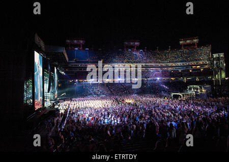 11. Juni 2015 - Nashville, Tennessee; USA - ein Blick auf das Stadion als JASON ALDEAN führt bei LP Field im Rahmen des 2015 CMA Music Festival, das in der Innenstadt von Nashville stattfindet.  Das viertägige Country Music Festival lockt Tausende von Fans aus der ganzen Welt, eine Vielzahl von Künstler auf mehreren Bühnen zu sehen.  Copyright 2015 Jason Moore. (Kredit-Bild: © Jason Moore/ZUMA Draht) Stockfoto