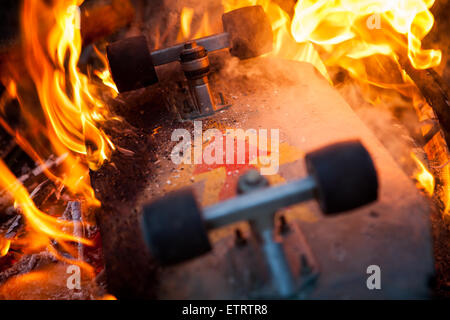 Brennen Sie alten Skateboard. Das Ende der Kindheit. Stockfoto