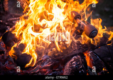 Brennen Sie alten Skateboard. Das Ende der Kindheit. Stockfoto