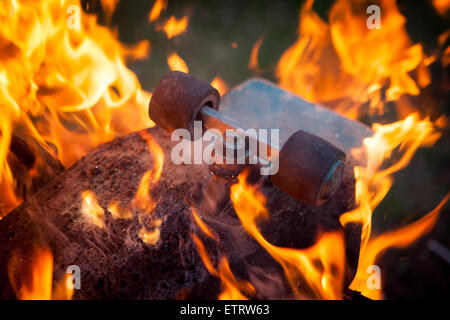 Brennen Sie alten Skateboard. Das Ende der Kindheit. Stockfoto