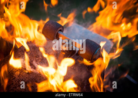 Brennen Sie alten Skateboard. Das Ende der Kindheit. Stockfoto