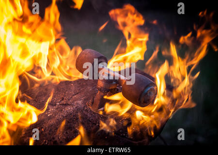 Brennen Sie alten Skateboard. Das Ende der Kindheit. Stockfoto