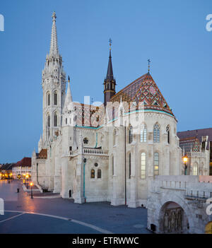 Matthiaskirche, eine römisch-katholische Kirche, gesehen von der Fischerbastei vor Sonnenuntergang auf dem Burgberg in Budapest, Ungarn Stockfoto