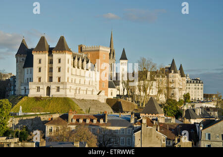 Historischen Zentrum von Pau, Hauptstadt von Bearn. Königsburg von Rey von Frankreich Henri IV mit Türmen von Gaston Febus, gefolgt von Stockfoto