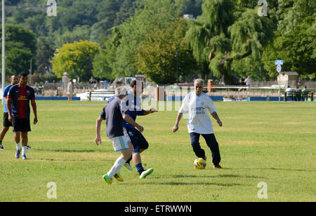 Amateurfußballspieler Männer jeden Alters spielen ein improvisiertes Spiel im öffentlichen Park von Annecy in Frankreich. Männer spielen Fußball im Park Stockfoto