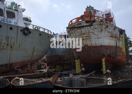 12. Juni 2015 - Dhaka, Bangladesch - DHAKA, Bangladesch - 12. Juni: Werftarbeiter nahe dem Fluss Buriganga in Dhaka am 12. Juni 2015..There sind mehr als 35 Werften in alten Dhakas Keraniganj Bereich in der Bank des Flusses Burigonga, wo kleine Schiffe, Produkteinführungen und Dampfer gebaut und repariert rund um die Uhr. Rund 15.000 Menschen arbeiten extrem gefährliche Bedingungen verdienen TK. 300-400 BDT (1 USD = 78 BDT), da sie nicht Sicherheits-Ausrüstung von den Dock-Besitzern und Unfälle häufig sind. Die meisten privaten Werften Verwendung Platte, Motor, Komponenten und Maschinen alten Handelsschiffes sammeln Stockfoto