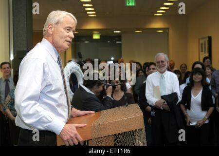 Los Angeles, Kalifornien, USA. 15. Juni 2015. John Carroll, ehemaliger Redakteur der Baltimore Sun und der Los Angeles Times, die 13 Pulitzer-Preise während seiner fünfjährigen Amtszeit gewonnen, gestorben am Sonntagmorgen in seinem Haus in Lexington, Kentucky. Er war 73. Bild: 10. August 2005 - JOHN S. CARROLL, der damalige Herausgeber der Los Angeles Times, bei seiner Abschiedsfeier in Los Angeles. © Ringo Chiu/ZUMA Draht/Alamy Live-Nachrichten Stockfoto