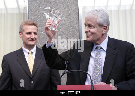 Los Angeles, Kalifornien, USA. 15. Juni 2015. John Carroll, ehemaliger Redakteur der Baltimore Sun und der Los Angeles Times, die 13 Pulitzer-Preise während seiner fünfjährigen Amtszeit gewonnen, gestorben am Sonntagmorgen in seinem Haus in Lexington, Kentucky. Er war 73. Bild: 10. August 2005 - JOHN S. CARROLL, der damalige Herausgeber der Los Angeles Times, bei seiner Abschiedsfeier in Los Angeles. © Ringo Chiu/ZUMA Draht/Alamy Live-Nachrichten Stockfoto