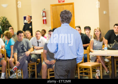 Senator und GOP Präsidentschaftskandidaten Rand Paul spricht zu einer Gruppe von Anhängern der Veterans of Foreign Wars Post 15. Juni 2015 in Lexington im US-Bundesstaat South Carolina. Paul sagte dem Publikum, dass das Land unter Bush-Clinton Müdigkeit leidet. Stockfoto