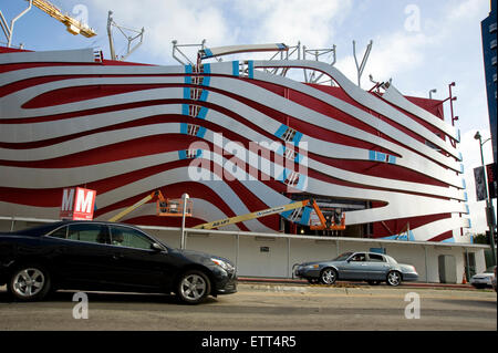 Los Angeles, Kalifornien, USA. 15. Juni 2015. Bau der neuen Fassade im Petersen Automotive Museum in Los Angeles hat begonnen und die Attraktion am Wilshire Blvd. soll im Dezember 2015 wieder geöffnet. Bildnachweis: Robert Landau/Alamy Live-Nachrichten Stockfoto