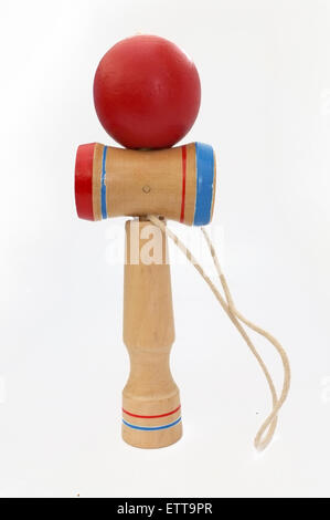 Kendama, ein traditionelles japanisches Kinderspielzeug, bestehend aus einem Schwert und einem Ball, verbunden mit einer Schnur auf weißem Hintergrund Stockfoto