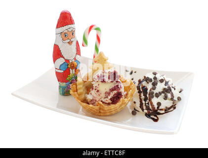 Eis in der Waffel Kegel / Schüssel mit Weihnachtsdekoration isoliert auf weißem Hintergrund Stockfoto