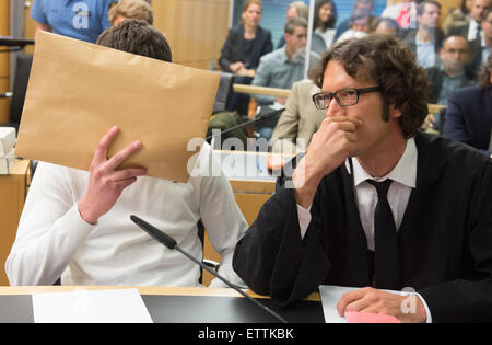 Datei - ein Datei-Bild vom 24. April 2015 zeigt die Beklagte Sanel M. (L) sitzt neben seinem Anwalt Stephan Kuhn in einem Gerichtssaal des Landgerichts in Darmstadt, Deutschland. Sanel M. wird vorgeworfen, eine Studentin namens Tugce A., die ihrem Tod führten körperlichen Schaden zuzufügen. Das Urteil im Fall wird am 16. Juni 2015 erwartet. Foto: BORIS ROESSLER/dpa Stockfoto
