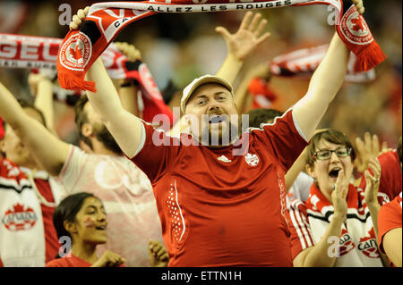 Montreal, Kanada. 15. Juni 2015. Kanadischen Fans feiern ersten Ziel des Teams während der Fifa Frauen Welt Cup Gruppe E Spiel zwischen Kanada und den Niederlanden im Olympiastadion in Montreal, Kanada am 15. Juni 2015. Bildnachweis: Cal Sport Media/Alamy Live-Nachrichten Stockfoto