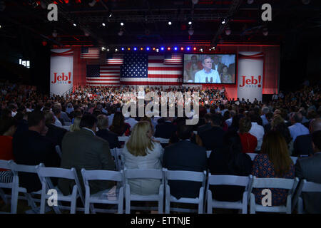 Miami, USA. 15. Juni 2015. Ehemalige Floridas Gouverneur Jeb Bush spricht auf Kendall Campus der Miami Dade College in Miami, Florida, USA, 15. Juni 2015. Jeb Bush am Montag kam ein bereits überfüllten republikanischen Präsidenten Feld und schwor, befestigen Sie eine "dysfunktionalen Washington." © Yin Bogu/Xinhua/Alamy Live News Stockfoto