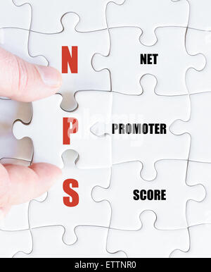 Hand eines Geschäftsmannes, die Vollendung des Puzzles mit das letzte fehlende Stück. Konzept-Bild des Business Akronym NPS als Net Promoter Score Stockfoto