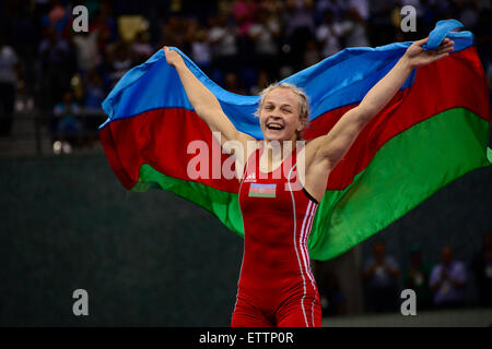 Baku. 15. Juni 2015. Maria Stadnik Aserbaidschan feiert nach dem Sieg im Finale des Frauen 48kg Wrestling Event bei den europäischen spielen in Aserbaidschans Hauptstadt Baku am 15. Juni 2015. Maria Stadnik gewann die Goldmedaille. Bildnachweis: Tofik Babayev/Xinhua/Alamy Live-Nachrichten Stockfoto