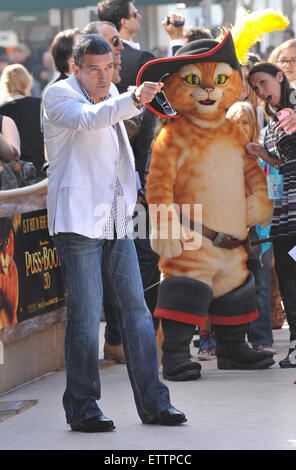 LOS ANGELES, CA - 23. Oktober 2011: Antonio Banderas an der Los Angeles premiere seines neuen Films "Puss in Boots" am Regency Village Theatre in Westwood. Stockfoto