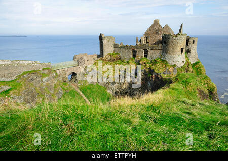 Dunluce Castle ist eine jetzt zerstörten mittelalterlichen Burg in Nordirland. County Antrim. Vereinigtes Königreich, UK Stockfoto