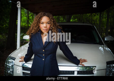 Frau posiert vor einem Lincoln SUV Stockfoto