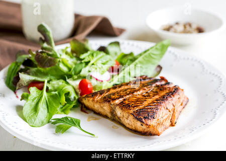 Glasierte Lachs mit Salat mit saure Sahne-dressing Stockfoto