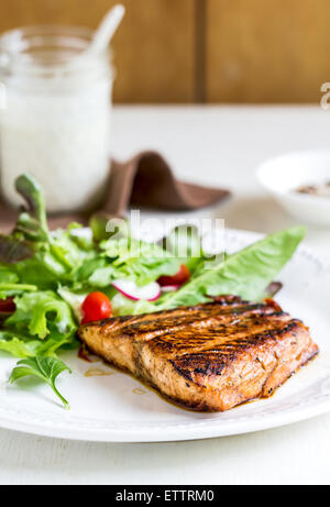 Glasierte Lachs mit Salat mit saure Sahne-dressing Stockfoto