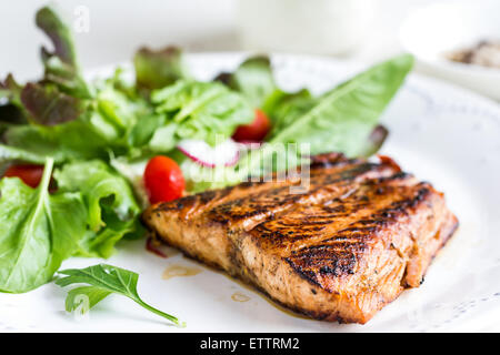 Glasierte Lachs mit Salat mit saure Sahne-dressing Stockfoto