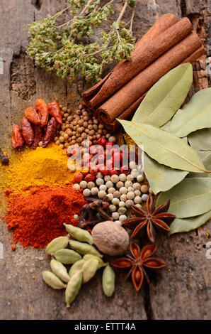 Kräuter und Gewürze Auswahl auf Holztisch Hintergrund Stockfoto