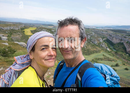 Älteres Rucksack paar Selfie nehmen. Stockfoto